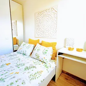 Private In Renovated - Tram 1 Min Walk Séjour chez l'habitant